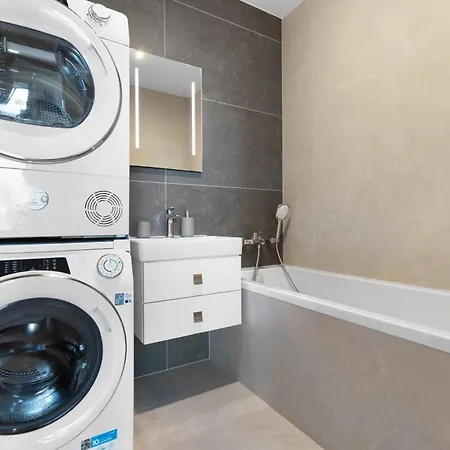 W Downtown View & Garage Parking דירה